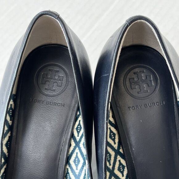 Tory Burch Navy Leather Slip On Wedge Pumps Sz 9M Round Toe Logo Emblem Comfort - Picture 8 of 16